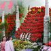 Már egy nappal a kedves vezetőnek becézett vezér, Kim Dzsongil születésnapja előtt virágba borultak az emlékhelyek. A Kim Dzsongil fesztiválon a díszrakéták sem hiányozhattak: az Unha-3 (Tejút 3) és az Unha-9 (Tejút 9) rakéták modelljeivel is emlékeznek a 


2011-ben elhunyt vezetőre. 