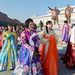 Ünneplőjükbe öltözött észak-korai nők vonulnak a születésnapos Kim Dzsongi és elődje, Kim Ir Szen szobra előtt. 