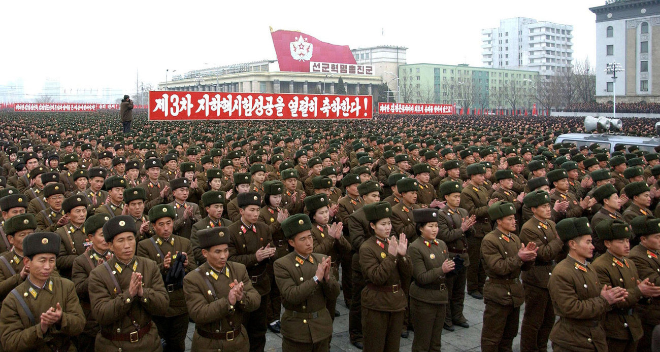 Dél-Koreában élő északi disszidensek röplapok és léggömbök segítségével kritizálják Kim Dzsongun kormányát. A léggömbökre a 