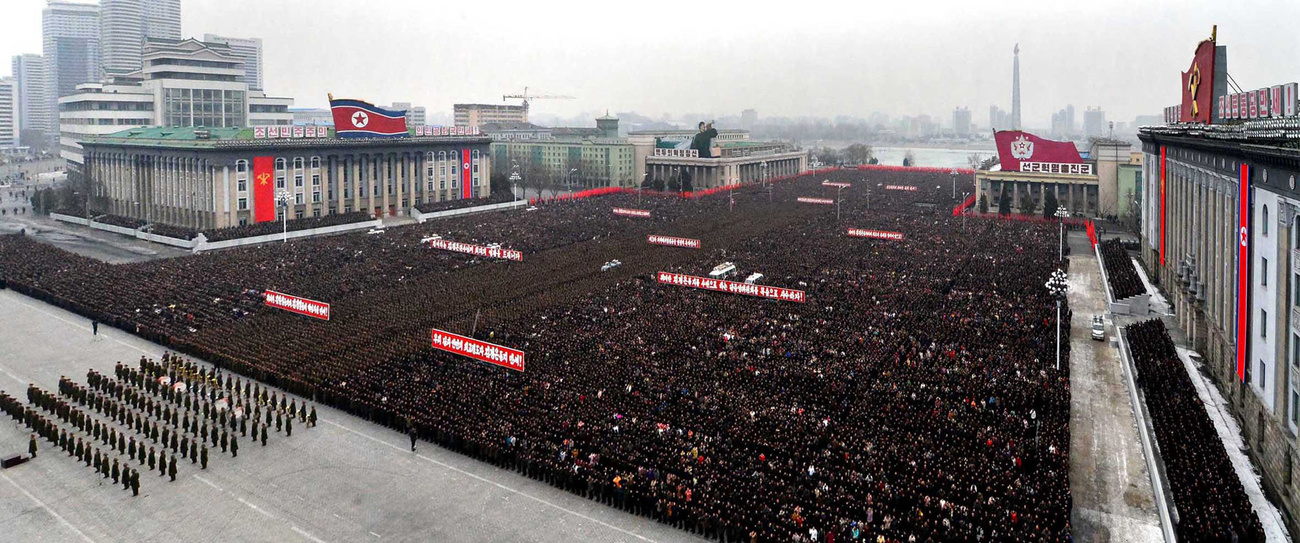 Dél-Koreában élő északi disszidensek röplapok és léggömbök segítségével kritizálják Kim Dzsongun kormányát. A léggömbökre a 