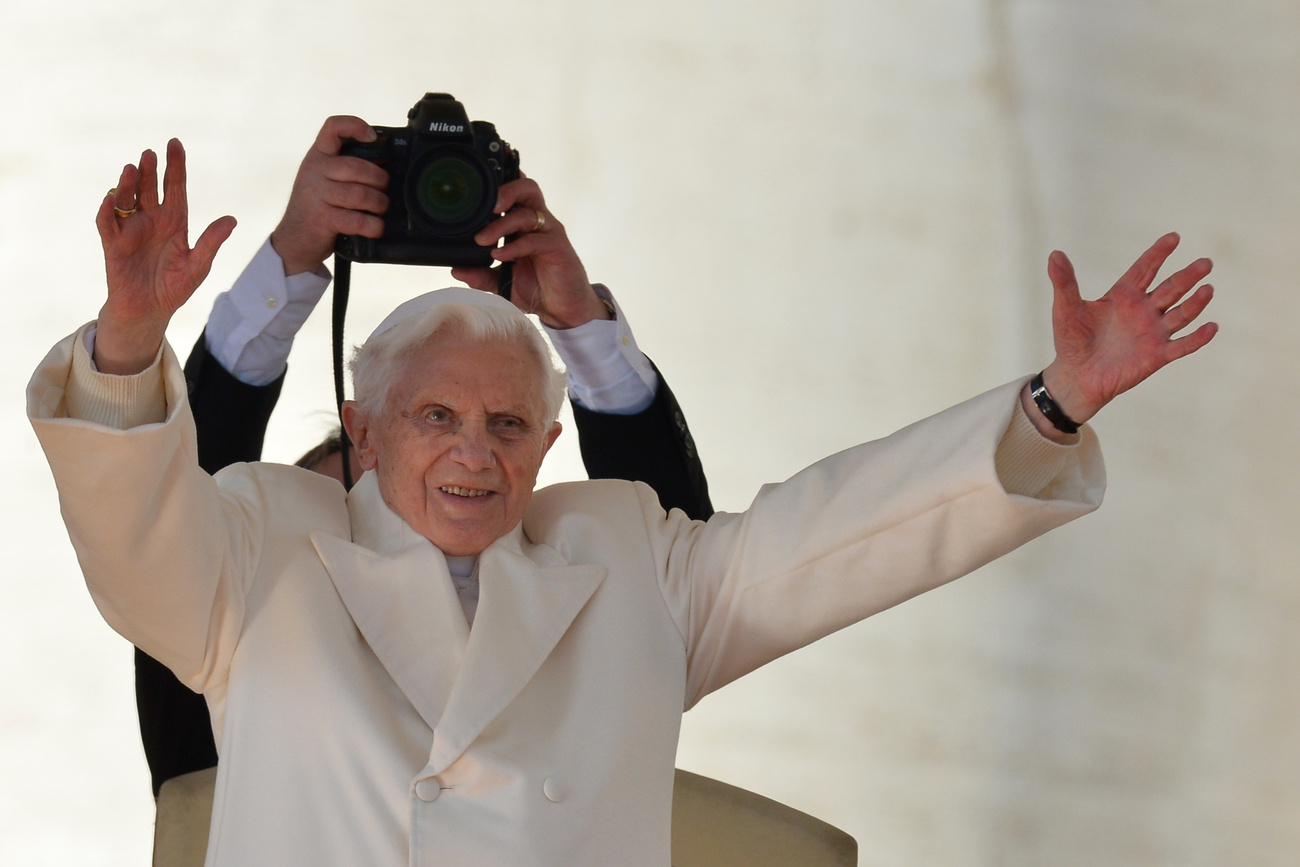 A meghallgatás kora délután ért véget. XVI.Benedek február 28-án mond le hivatalosan a pápai tisztségről.