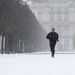 Hóesésben kocog egy férfi egy párizsi parkban