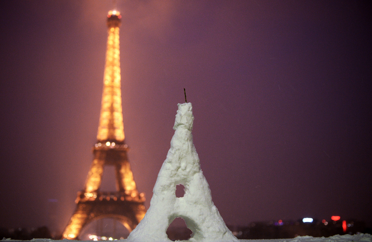 Eiffel-tornyok egy tavaszi estén.