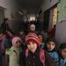 Fiatal aktivisták által működtetett iskola folyosóján gyülekeznek a gyerekek Aleppóban. Az értelmiség nagy része – köztük a tanárok – még a polgárháború elején, nagyjából két éve elmenekültek a városból. 