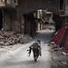Orvlövészek tüzét próbálja elkerülni a Szabad Szír Hadsereg egyik tagja Aleppó óvárosában.