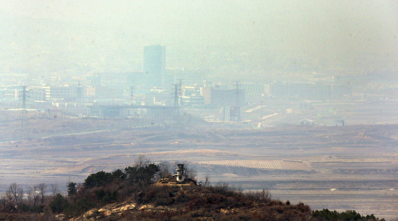 A hátrahagyott Kaeszong ipari park és az előtte álló északi őrposzt látképe Dél-Koreából.