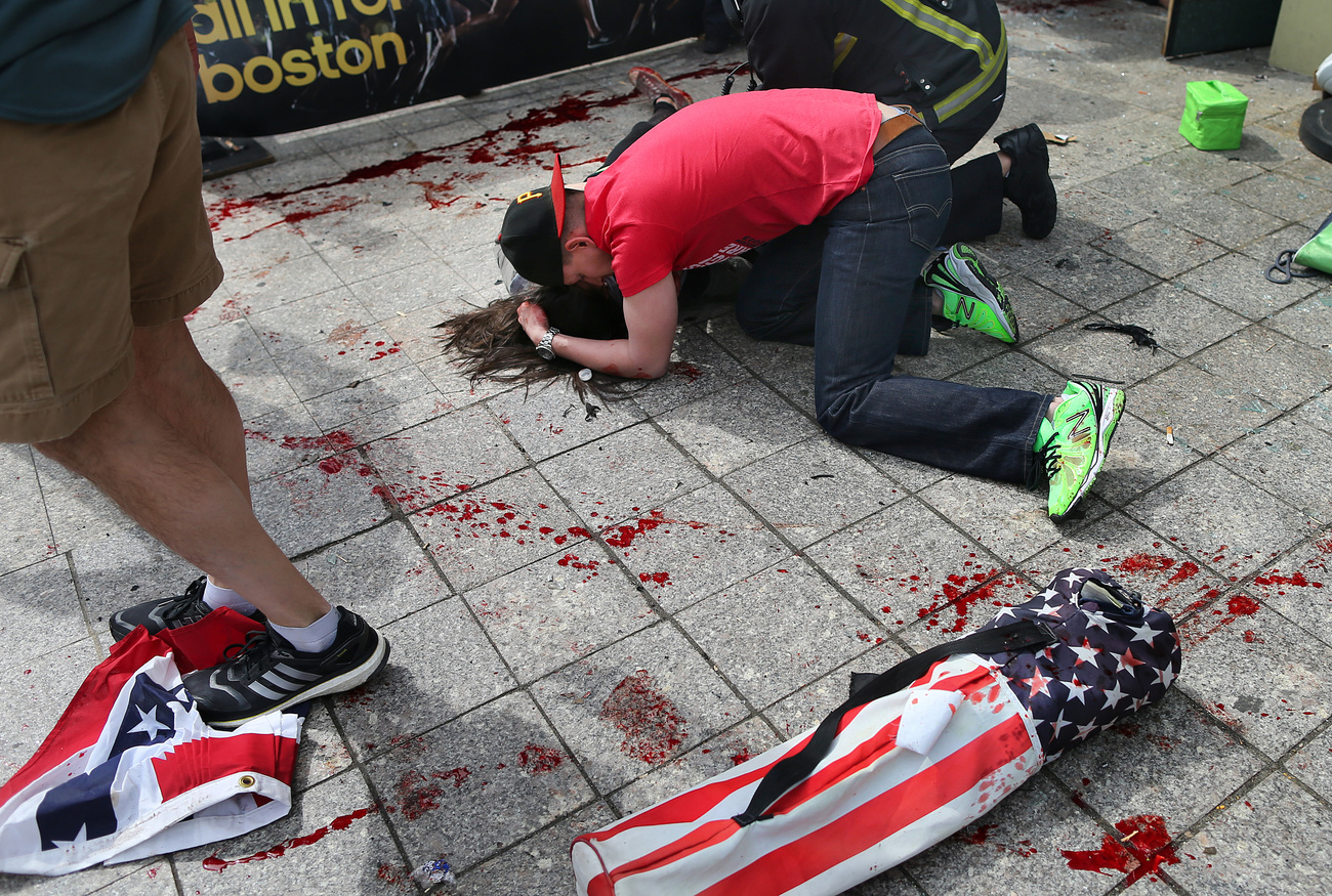 Félárbócon a Kapitólium zászlaja. A tragédia másnapján virágokkal és gyertyákkal virrasztanak a merénylet áldozataiért. - Nézzék meg kapcsolódó galériánkat is!