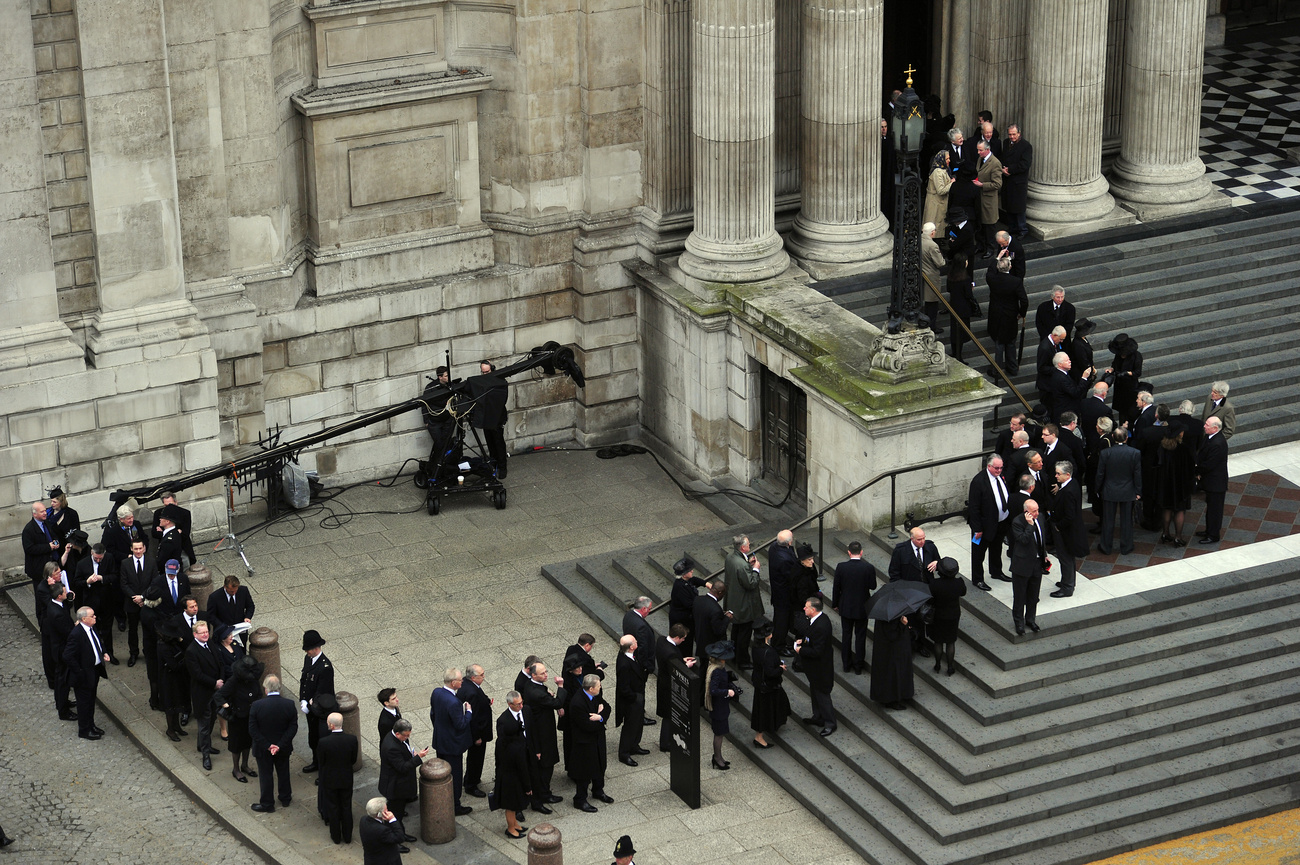 A londoni parlament felfüggesztette ülését, hogy a képviselők részt vehessenek a szertartáson. 
