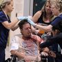 Sebesült férfit látnak el a Texas állambeli Waco Hillcrest baptista kórházában.