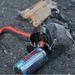 A robbanószerkezet egy darabja a bostoni rendőrség által közreadott képen. A merénylők kuktába rejtették a puskaporos bombát, amit hátizsákokban hagytak a helyszínen.