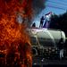 Az üzemanyag árak tervezett emelése ellen tüntetve égetnek gumiabroncsokat a tüntetők egy cementszállító teherautó mellett Sulawesi szigetén, Makassarban.   