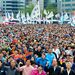Több ezer dél-koreai munkás skandál jelszavakat Szöulban. A felvonulást a koreai szakszervezeti szövetség szervezte és mintegy hétezer ember követelt jobb munkakörülményeket, alapvető munkavállalói jogokat. 