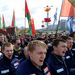 A kormánypárti Belorusz Republikánus Ifjúsági Szervezet (BRSM) tagjainak felvonulása Minskben.