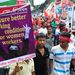 Több tízezer tüntető csatlakozott a május elsejei felvonuláshoz az indiai Dakhában azt követelve, hogy a néhány napja összeomlott textilgyár tulajdonosát ítéljék el. A baleset áldozatainak száma akár ötszáz is lehet.