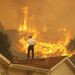 égyezer lakóházat fenyeget bozóttűz Kaliforniában, Los Angelestől északnyugatra. 18000 hektárnyi növényzet égett le eddig az elmúlt két napban