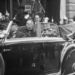 Magyar vonatkozású kakukktojás a listánkban: Eugenio Pacelli bíboros, a későbbi XII. Piusz pápa Horthy Miklós kormányzó mellett ül az autóban. Pacelli pápai legátusként érkezett az 1938-ban Budapesten tartott Eucharisztikus Világkongresszusra.