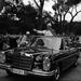 VI. Pál integet a tömegnek, miközben autóval megérkezik a Castel Gandolfo-i nyári rezidenciára 1970-ben.