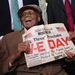 Willie Wilson 90 éves veterán, kezében a 68 évvel ezelőtti újsággal