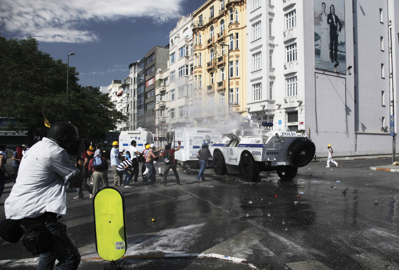 A zavargások június első vasárnapján is folytatódtak. A linkre kattintva megnézhetik legfrissebb képeinket is a törökországi zavargásokról. 