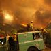 1000 tűzoltó küzd nyolcezer hektáron a Los Angelestől 50 km-re tomboló, Powerhouse névre keresztelt erdőtűzzel