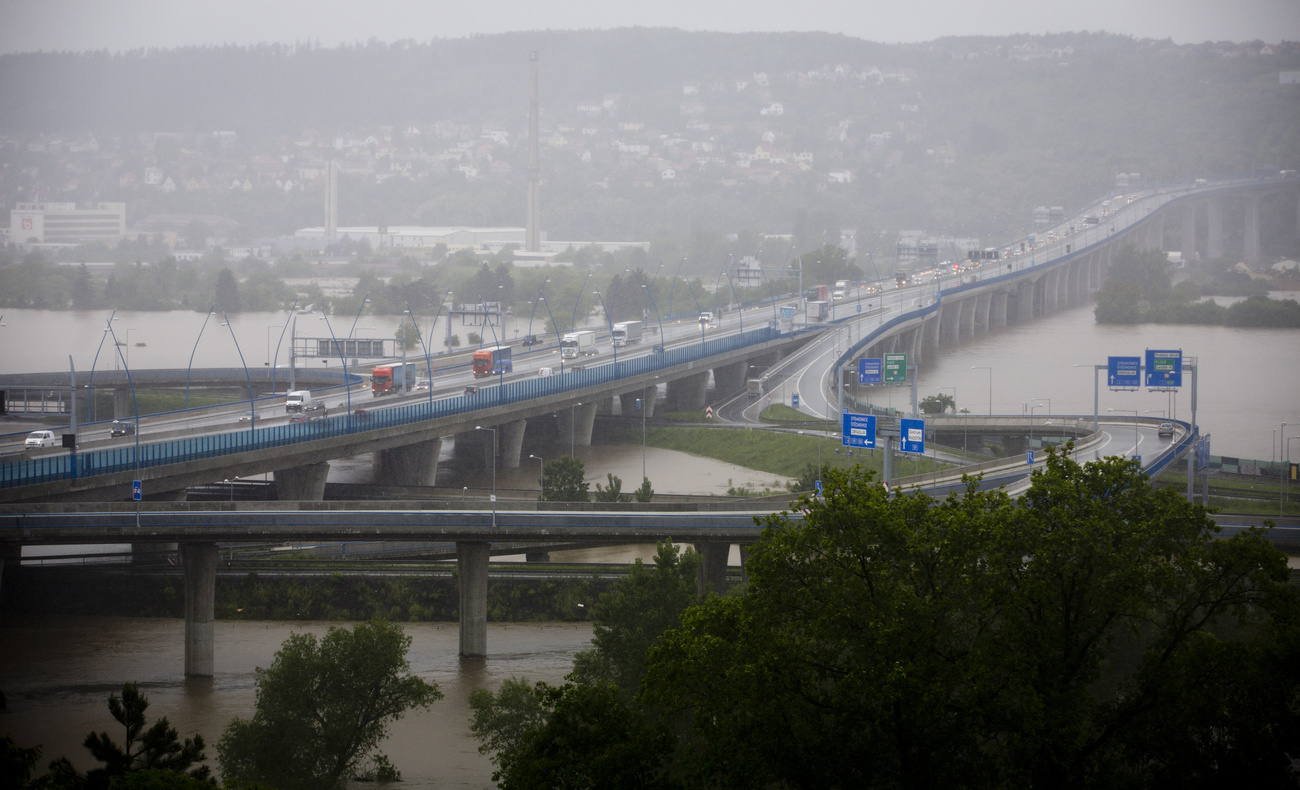 A Moldva vízhozama jelenleg meghaladja a 3000 köbmétert másodpercenként, s tovább emelkedik. Percről percre tudósítunk az árvízhelyzetről. Kapcsolódó cikkünket a linkre kattintva érhetik el.