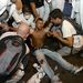 Lábon lőtt tüntetőt látnak el Rio de Janeiróban