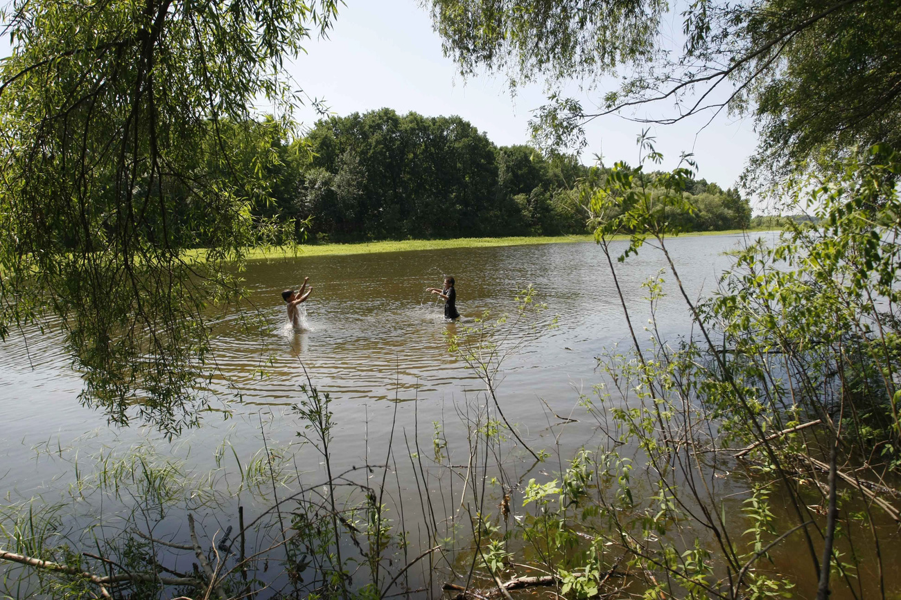 Gyerekek fürdenek a nyári kánikulában a Tisza árterében, Szolnok mellett.