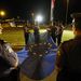 EU-s zászlót húznak fel a határőrök a csatlakozás éjszakáján Bajakovónál, a szerb-horvát határon