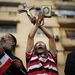 Murszi-ellenes tüntetők koránnal és kereszttel.
