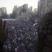 Milliós tömeg gyűlt össze a fővárosban június végén, Murszi elnök lemondását követelve. A hadsereg két napos ultimátumot adott az elnöknek a távozásra, mely szerda délután jár le.