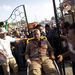 Egy sérült férfit szállítanak a téren ideiglenesen felállított elsősegély ponthoz