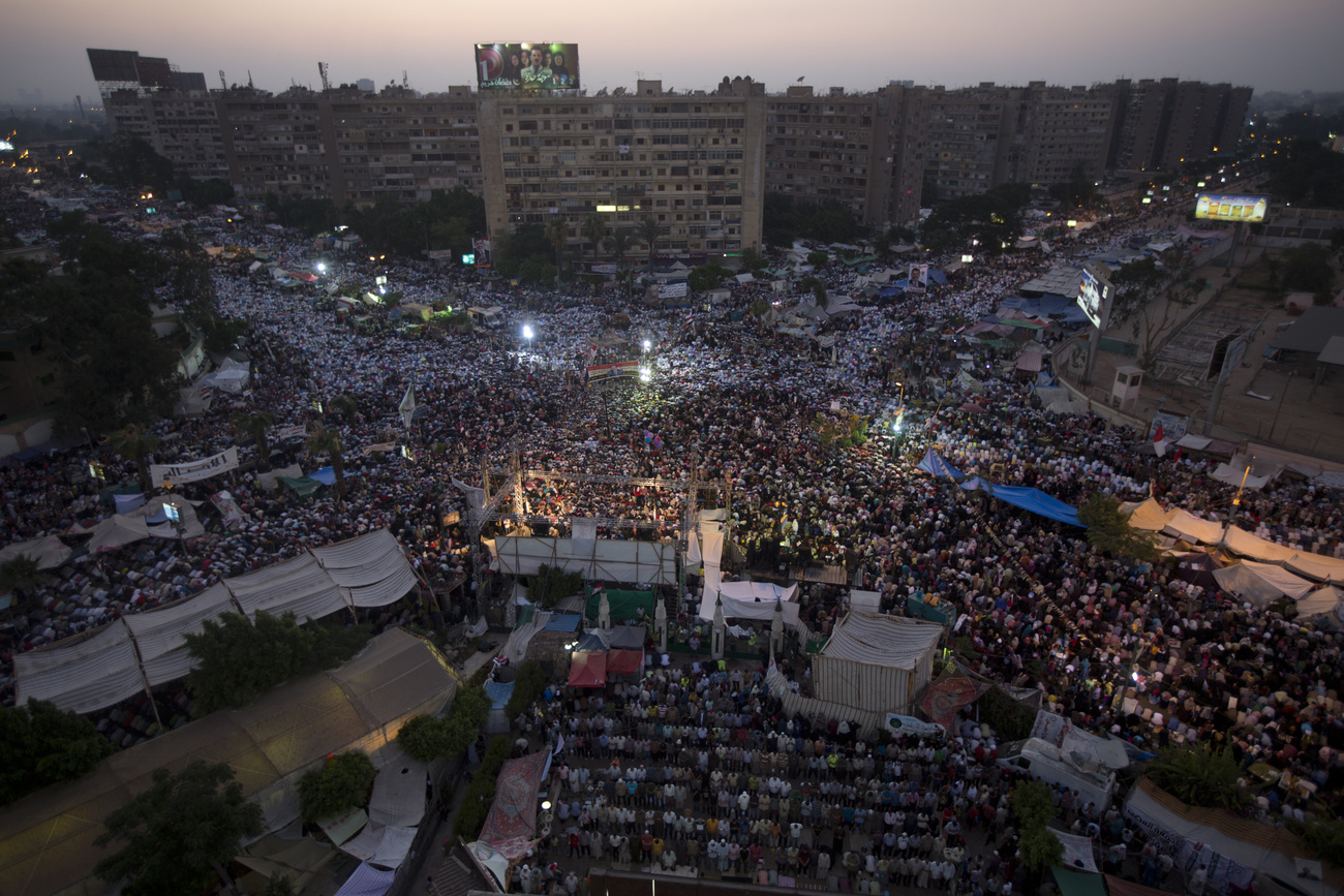 A hadsereg múlt szerdán buktatta meg Murszit, miután tízezrek tüntettek az első demokratikusan válaszott elnök ellen. A Testvériség puccsnak minősítette Murszi eltávolítását a hatalomból és békés ellenállásra szólított fel. 