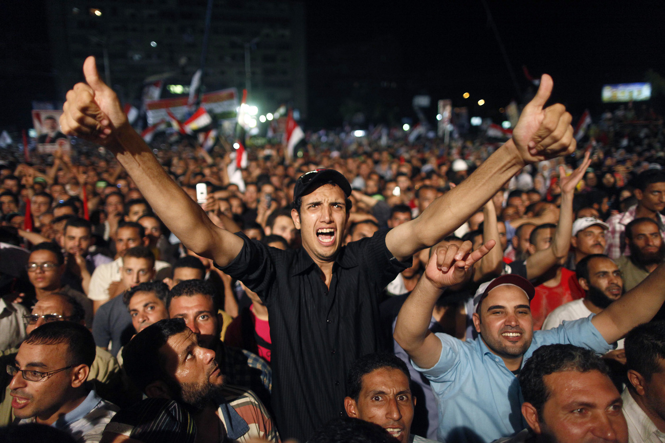 A hadsereg múlt szerdán buktatta meg Murszit, miután tízezrek tüntettek az első demokratikusan válaszott elnök ellen. A Testvériség puccsnak minősítette Murszi eltávolítását a hatalomból és békés ellenállásra szólított fel. 