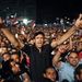Mubarak támogatói vasárnap este a Gárda székháza előtt. A puccs óta Murszi hívei és az elnök távozását követelők szinte folyamatosan tüntetnek Egyiptom utcáin, kővel dobálva egymást. 