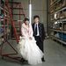 Guang Hszia és felesége Csiancsian Li a sanghaji gyárban 2012 februárjában. A pár 2010-ben házasodott. Egy évre rá tüdőgyulladásban elvesztették újszülött gyermeküket. Most újabbat terveznek.

