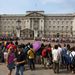 A Buckingham Palota körül is gyülekezik a tömeg, pedig ott végképp semmi látnivaló nem lesz