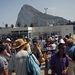 Turisták várnak a buszukra a brit terület határán