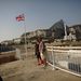 Turisták fényképezkednek a brit határt jelentő kerítés mentén