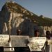Spanyol munkások tiltakozó akciója a Gibraltári szikla és a brit fennségterület határa előtt. Ha Spanyolország illetéket szedne a határon és a reptereken, az megnehezítené a területen ingázó munkások megélhetését.