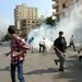 Könnygáz elől szaladó egyiptomi tüntetők