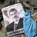 A megbuktatott Mursz elnök plakátja tüntetők hátrahagyott ruhái között. 