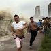 Hatalmas szökőár pusztított a kelet-kínai Zhejiang tartományban. A néhol 20 méter magas hullám a védőgátakkal együtt a magasból bámészkodó helyieket is elsodorta. 30 ember sérült meg, amikor az árhullám átcsapott a gáton.