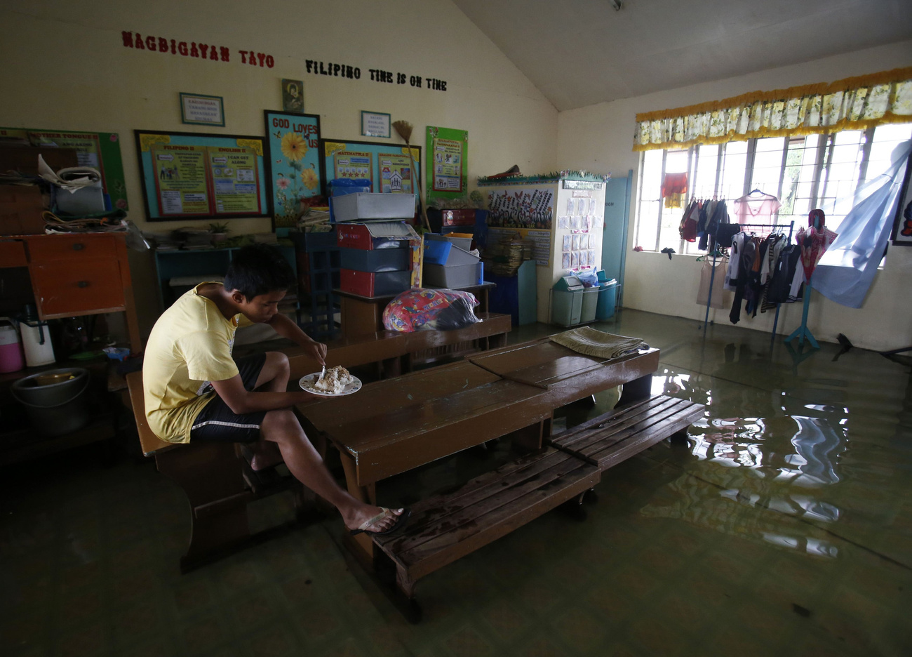 Fennakadt uszadék egy kerítésen Manilában