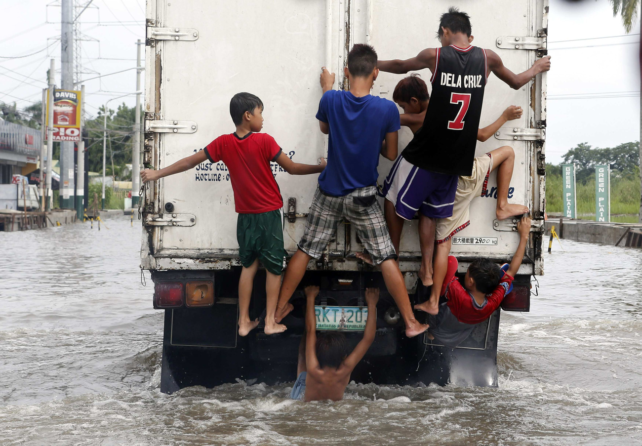 Fennakadt uszadék egy kerítésen Manilában