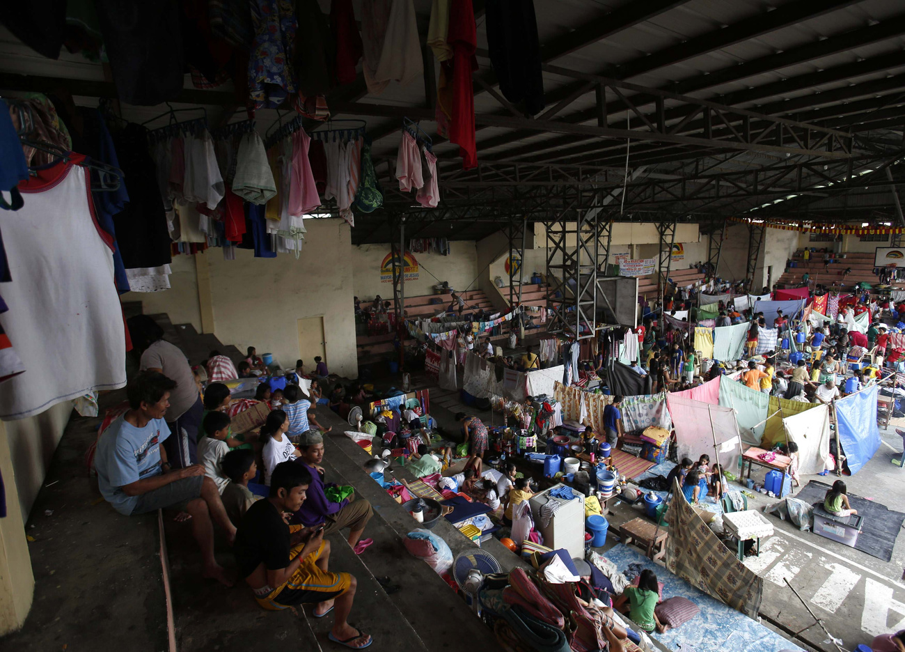 Fennakadt uszadék egy kerítésen Manilában
