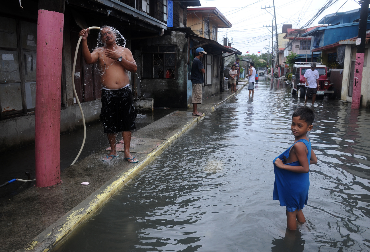 Fennakadt uszadék egy kerítésen Manilában