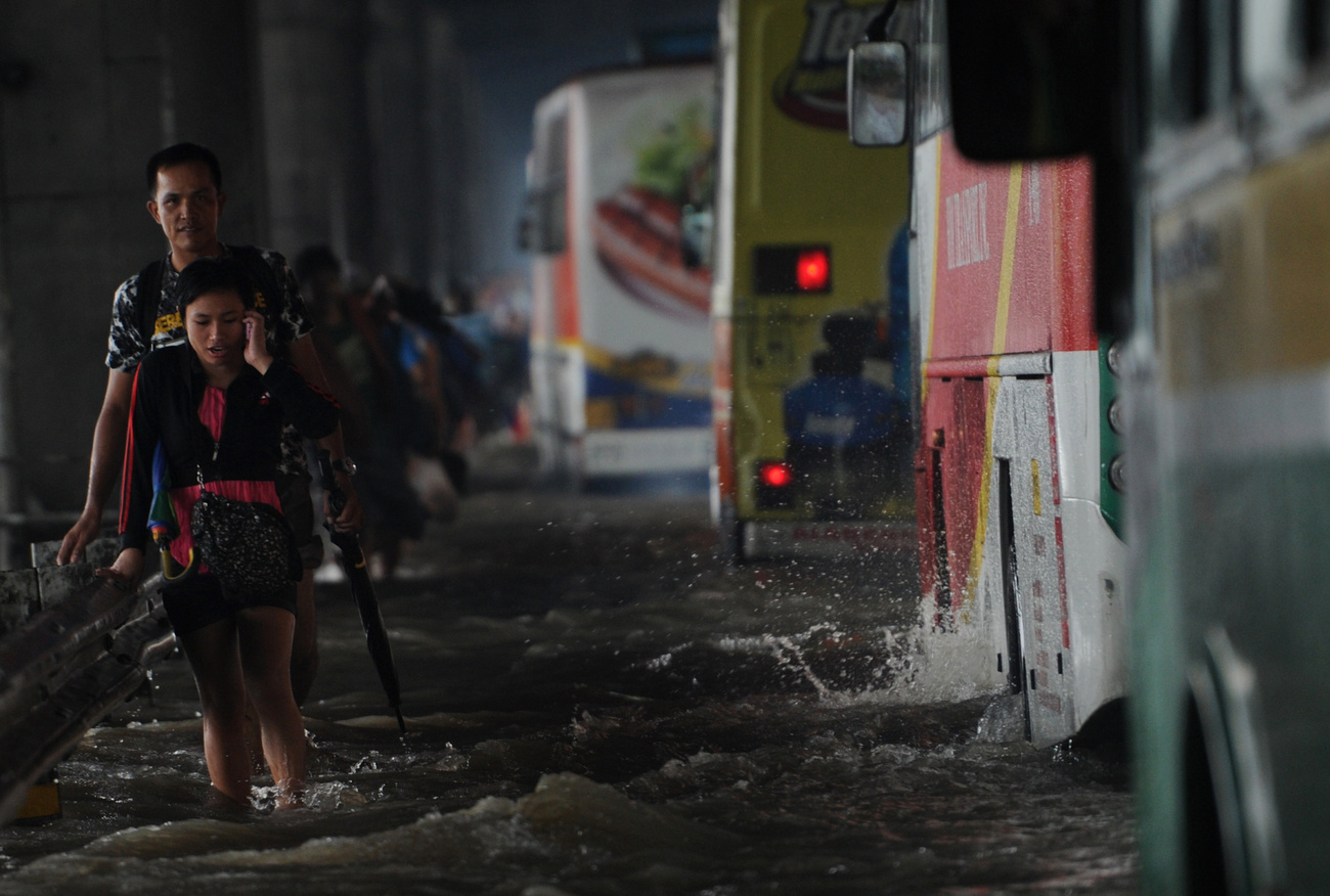 Fennakadt uszadék egy kerítésen Manilában