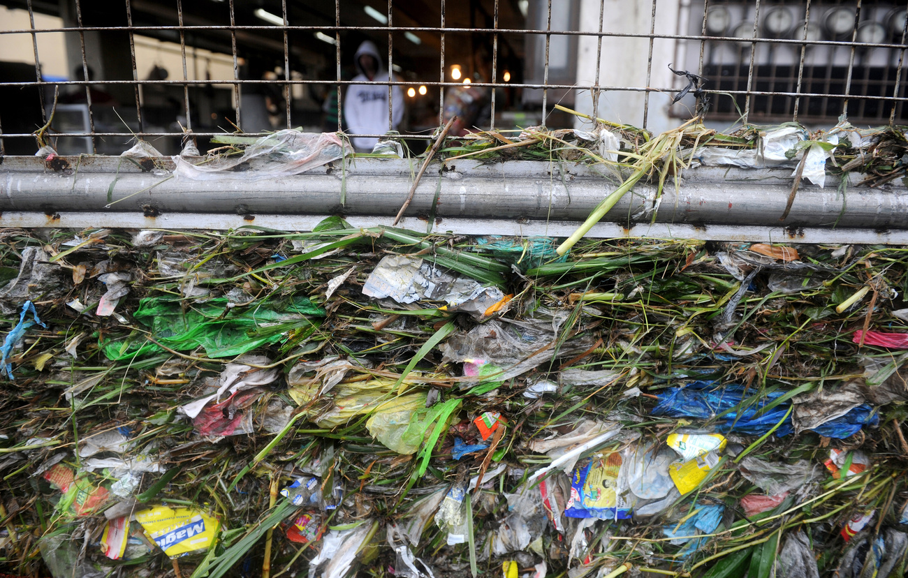 Fennakadt uszadék egy kerítésen Manilában