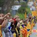 400 kilométeres élőláncban tüntettek a katalán függetlenségért harcoló aktivisták Franciaország déli részétől Barcelonáig. A szervezők szándéka szerint a lánc 86 várost és több spanyol nevezetességet is érintett volna. Barcelonában az akcióval  párhuzamosan százezrek vonultak utcára katalán zászlókkal.