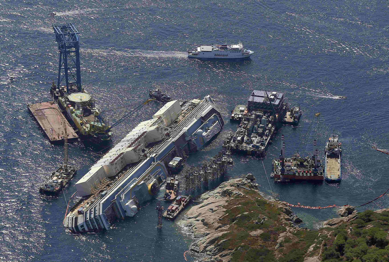  A Concordia köré egy sínt is építettek, hogy egyben maradjon az orra: azt mondják, ugyanúgy működik majd, mint egy emberi nyakmerevítő. Az emelés közben leváló hulladékot halászhálókkal fogják fel. Két holttestet még mindig nem találtak meg, ezeket is keresni fogják a 114 ezer tonnás hajótestben.